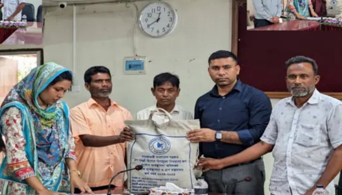 সড়ক দুর্ঘটনায় ক্ষতিগ্রস্ত পরিবারের পাশে পুঠিয়ার ইউএনও লিয়াকত সালমান