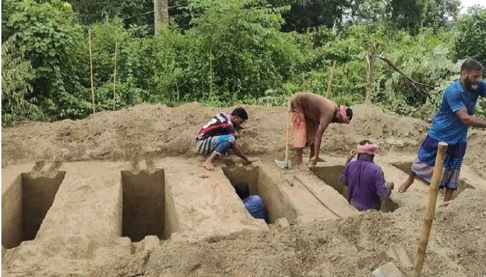 চাঁপাইনবাবগঞ্জে পাঁচ শিশু জানাজা শেষে পাশাপাশি কবরে শায়িত হলো
