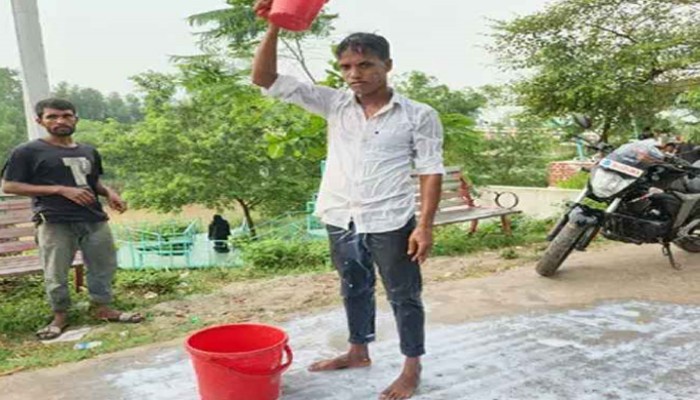 জয়পুরহাটে ‘বেইমানকে’ ভালোবেসে ব্যর্থ, দুধ দিয়ে গোসল করে ভালোর পথে যুবক