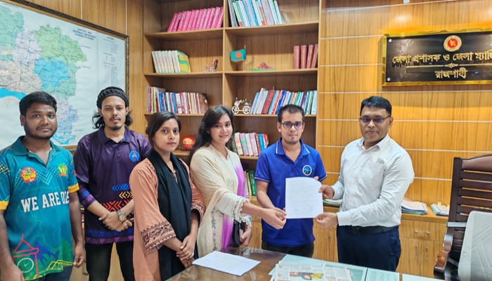 অবৈধ ব্যাটারি পোড়ানো বন্ধে রাজশাহীতে স্মারকলিপি