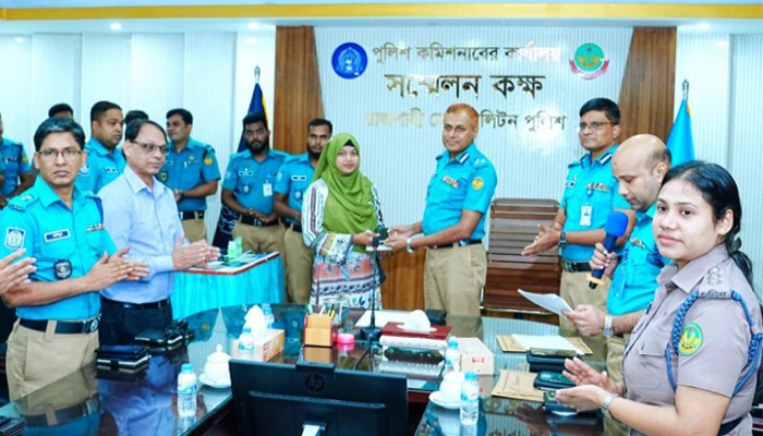 ১২৫টি হারানো মোবাইল উদ্ধার করে মালিকদের হাতে তুলে দিলেন পুলিশ কমিশনার