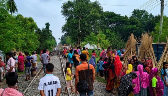 পাংশায় সন্তানকে বাঁচাতে গিয়ে ট্রেনের ধাক্কায় প্রাণ গেল মায়ের