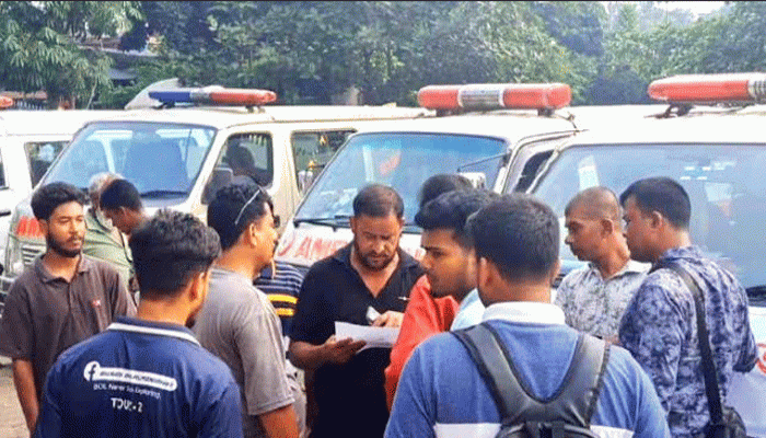 তিন দফা দাবিতে ঠাকুরগাঁওয়ে অ্যাম্বুলেন্স চালকদের কর্মবিরতি, জেলা প্রশাসকের কাছে স্মারকলিপি