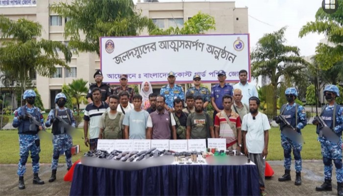 বিপুল অস্ত্রশস্ত্রসহ সুন্দরবনের ‘নানা ভাই বাহিনীর’ আত্মসমর্পণ