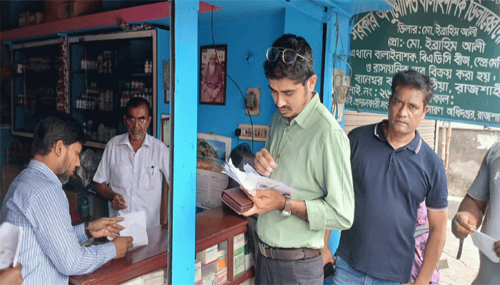 সার নিয়ে অনিয়ম ঠেকাতে মাঠে পুঠিয়া উপজেলা প্রশাসন, নজরদারিতে ২১ সার ডিলার