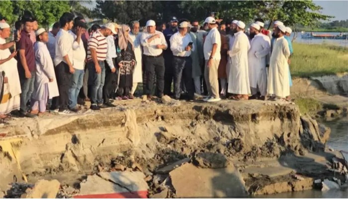 এশার নামাজ পড়ে ফজরে এসে মুসল্লিরা দেখেন মসজিদ বিলীন পদ্মায়
