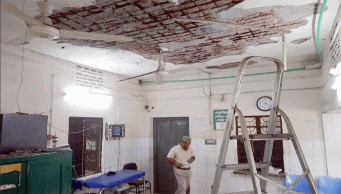 ফুলবাড়ী হাসপাতালের জরুরি বিভাগের ছাদের প্লাস্টার ভেঙ্গে পড়ে ব্রাদারসহ আহত ৫