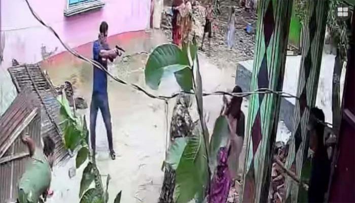 বাড়িতে হামলা-ভাঙচুরের সময় অস্ত্র তাক, ‘গুলি কর’ বলার ভিডিও ভাইরাল