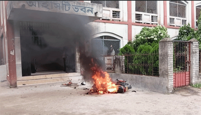 রাণীনগরে যোগদান করতে গিয়ে হামলার শিকার অধ্যক্ষ মোটরসাইকেল আগুনে ভস্মিভূত