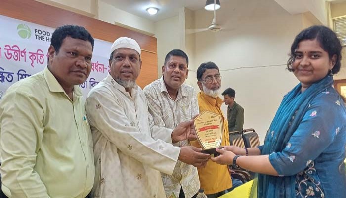 তানোরে ১৬০ কৃতি শিক্ষার্থীকে সংবর্ধনা