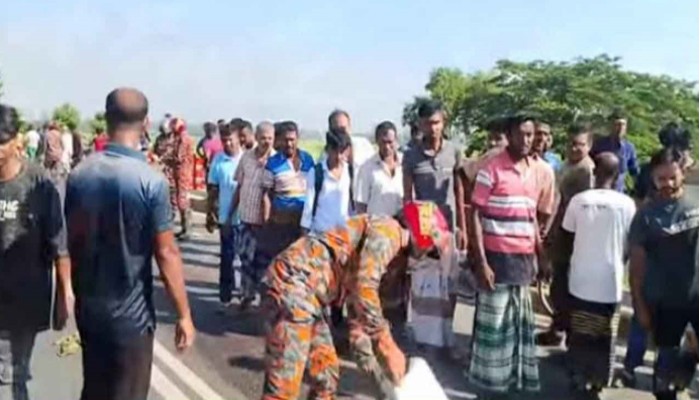 নওগাঁর মান্দায় ভ্যান চালিয়ে যাচ্ছিলেন ফারুক, মুহুর্তেই পিষে দিলো বাস