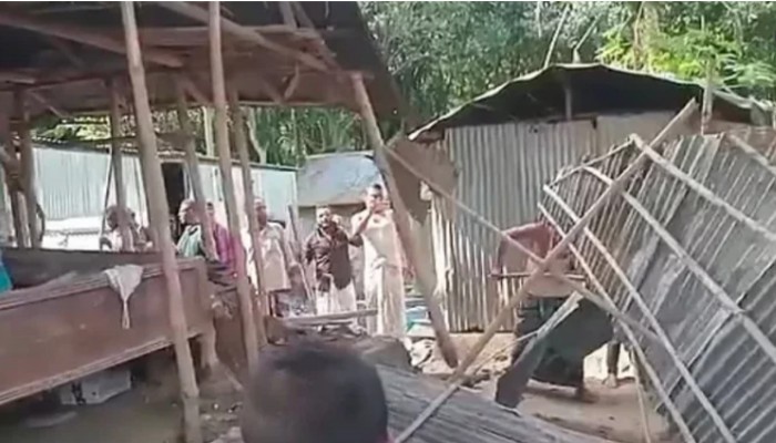 ছেলেকে জিম্মি করে মাকে ধর্ষণ: প্রধান আসামির বাড়িঘর ভাঙচুর