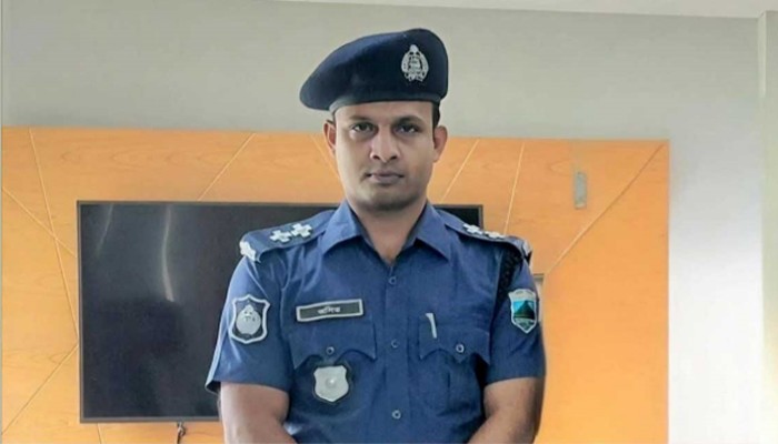 বদলগাছীতে ছাত্রলীগ নেতাকে পালিয়ে যেতে দিয়ে এসআই প্রত্যাহার