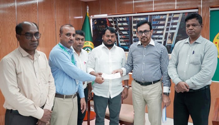 ​পৌরকরের চেক রাসিককে হস্তান্তর করল রাকাব