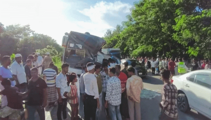 এক্সপ্রেসওয়েতে দাঁড়িয়ে থাকা বাসে আরেক বাসের ধাক্কায় নিহত ৩