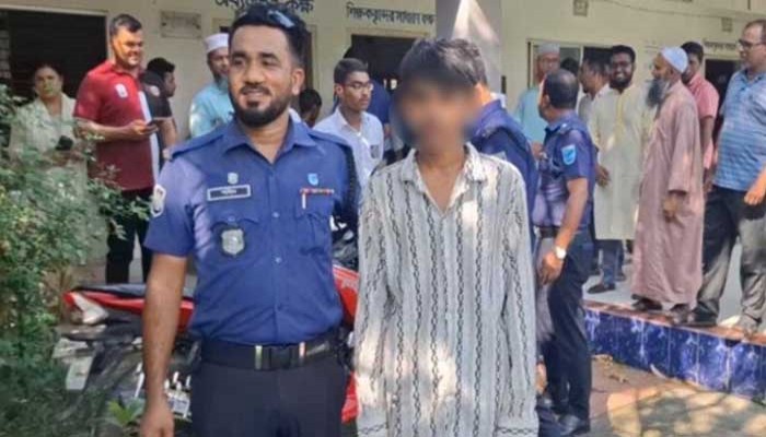 স্কুলে দেশীয় অস্ত্র নিয়ে কিশোর গ্যাং