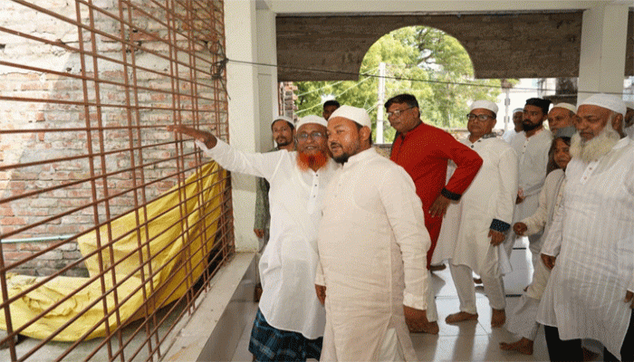 কোর্ট স্টেশন শাহী জামে মসজিদ পরিদর্শনে রাসিক প্রশাসক