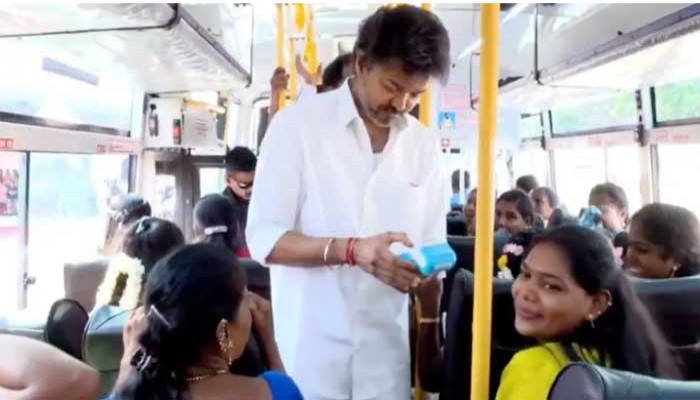 কন্ডাক্টরের ভূমিকায় তামিলনাড়ুর মুখ্যমন্ত্রী, নারীদের দিলেন বিনামূল্যে বাসের টিকিট