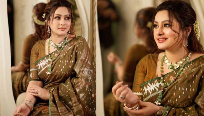 জামদানিতে পূর্ণিমার স্নিগ্ধ সাজ, মুগ্ধ ভক্তরা