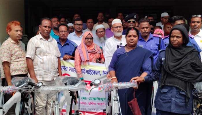 নিয়ামতপুরে গ্রাম পুলিশের মাঝে সাইকেল বিতরণ
