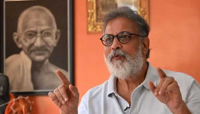 এবার আটক মহাত্মা গান্ধীর প্রপৌত্র তুষার গান্ধী