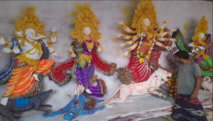 নিয়ামতপুরে শেষ মুর্হূতে প্রতিমা তৈরিতে ব্যস্ত  শিল্পীরা
