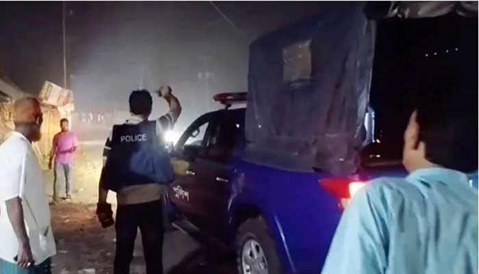 মাদক বিক্রির টাকা ভাগাভাগি নিয়ে সংঘর্ষ, অর্ধশত হাতবোমা বিস্ফোরণ