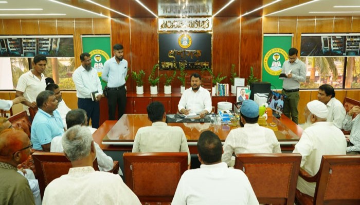 মসজিদের উন্নয়নে সহযোগিতার আশ্বাস দিলেন রাসিক প্রশাসক