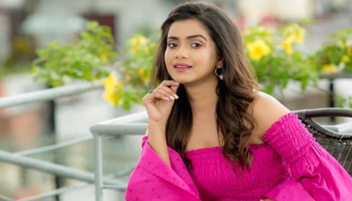 ডাম্প ট্রাকের চাপায় দুমড়েমুচড়ে গেছে গাড়ি, ভেতরে ছিলেন তানজিন তিশা