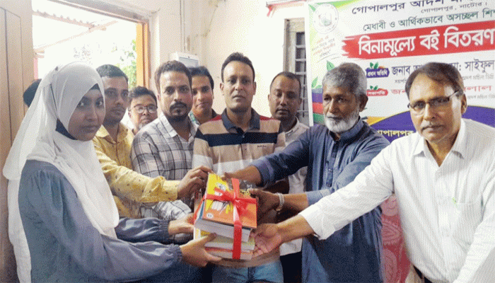 লালপুরে শিক্ষার্থীদের মাঝে বিনামূল্যে বই বিতরণ