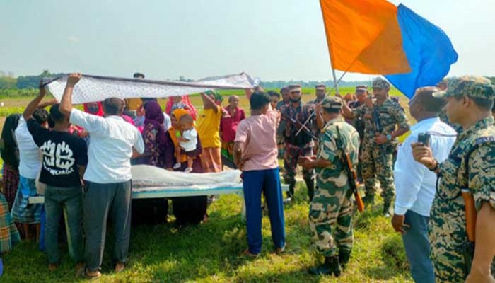 সীমান্তে আনা হলো ভারতীয় নারীর মরদেহ, শেষবার মাকে দেখলেন বাংলাদেশ থাকা মেয়ে