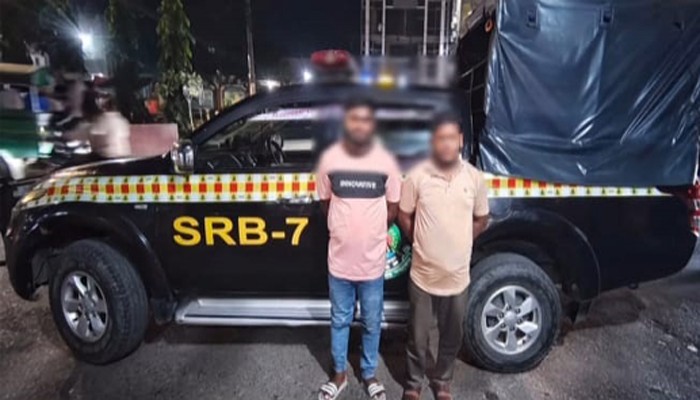 চট্টগ্রামে ৬ কেজি গাঁজা ও বিদেশি মদসহ দুই মাদক কারবারি আটক