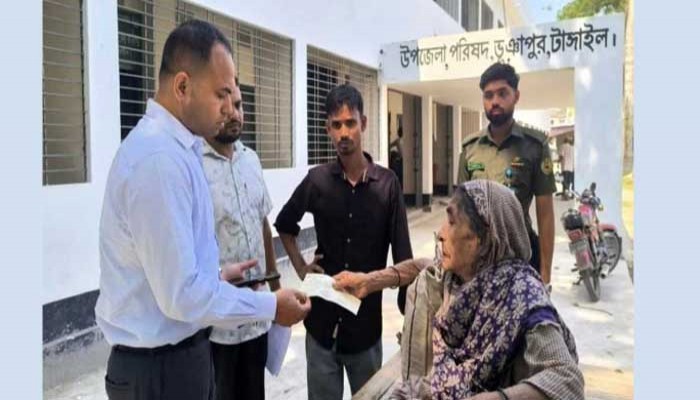 সিঁড়ি বাইতে হিমশিম ৮০ বছরের বৃদ্ধা, চেয়ার ছেড়ে নিচে নামলেন ইউএনও