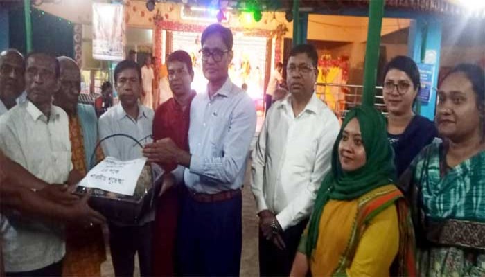 মোহনপুরে বিভাগীয় কমিশনারের পূজা মন্ডপ পরিদর্শন