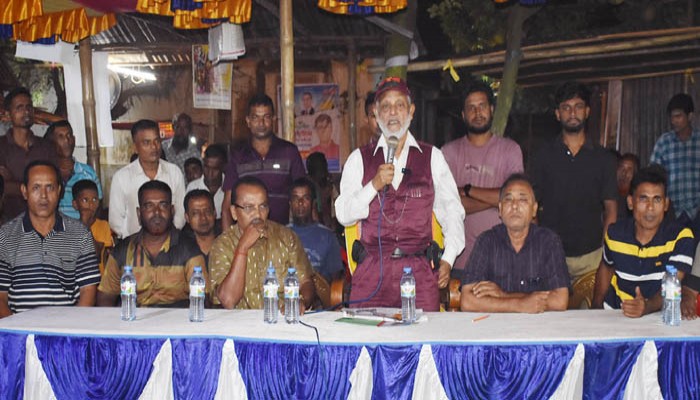 বগুড়ায় শারদীয় দূর্গাপূজা মন্ডপ পরিদর্শন ও নগদঅর্থ প্রদান করলেন সাবেক এমপি লালু