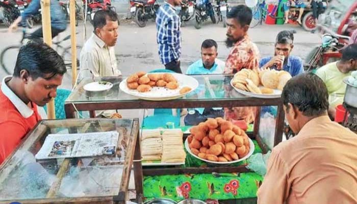 রাস্তার পাশে পিঠা-পেঁয়াজুর ব্যবসা করতেও লাগবে নিবন্ধন