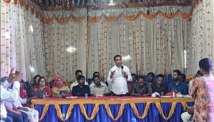 যুবদলের কেন্দ্রীয় নেতা কামাল আনোয়াররর রাণীশংকৈলে বিভিন্ন পূজামণ্ডপ পরিদর্শন