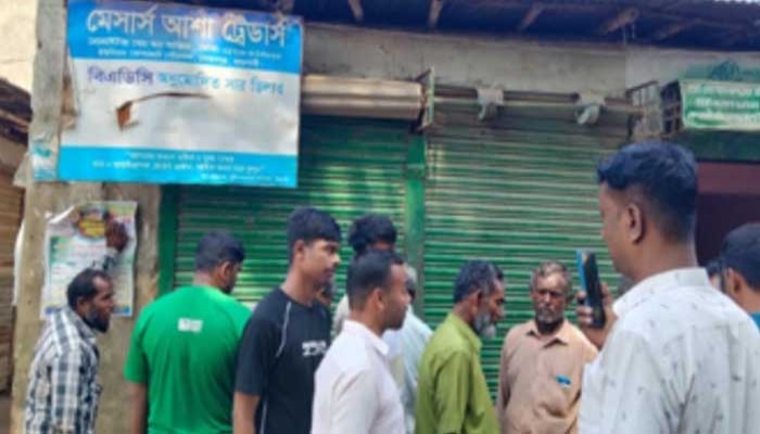 মোহনপুরে সার ডিলারের বিরুদ্ধে অনিয়মের অভিযোগ