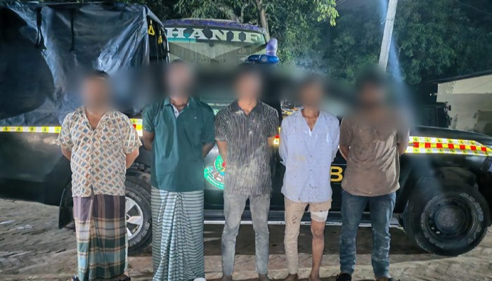চন্দনাইশে এসআরবি সদস্যদের ওপর হামলা: অস্ত্রসহ ৫ সন্ত্রাসী গ্রেফতার