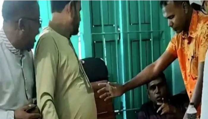 সিরাজগঞ্জে চাঁদা না পেয়ে সোনাখাড়ার ইউপি সদস্যকে বেদম পেটালেন নেতা
