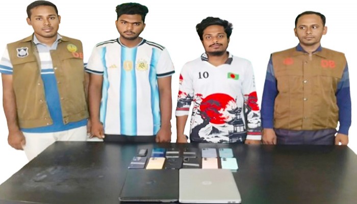 নগরীতে চোরাই ল্যাপটপ ও এক ডজন মোবাইল ফোন সহ গ্রেফতার ২