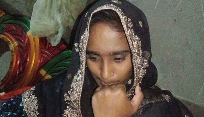 পুঠিয়ায় বিয়ের দাবিতে হিন্দু প্রেমিকের বাড়িতে মুসলিম তরুণীর অবস্থান